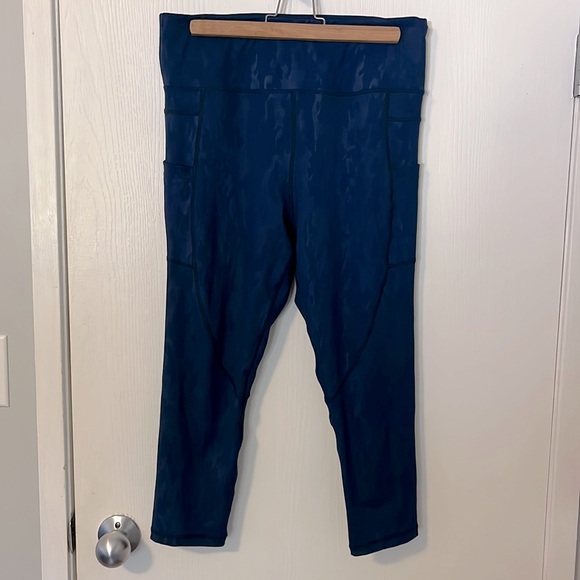 ZYIA Pants - Zyia Dark Navy Camo Light n Tight 20” leggings hi rise capri